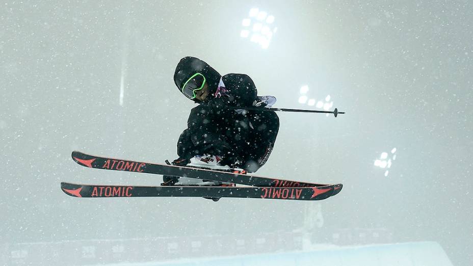Forte nevasca cai durante a prova de esqui estilo livre, durante os Jogos de Inverno de Sochi, na Rússia