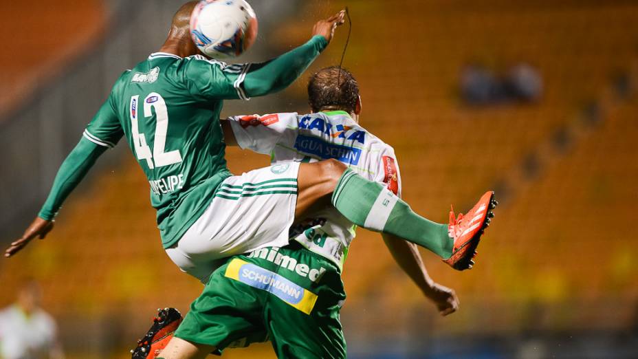 Partida entre Palmeiras e Chapecoense pelo Brasileirão série b no estádio Pacaembu em São Paulo, nesta terça-feira (03)