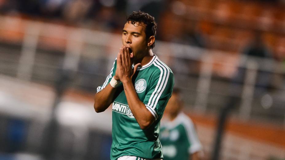 Partida entre Palmeiras e Chapecoense pelo Brasileirão série b no estádio Pacaembu em São Paulo, nesta terça-feira (03)