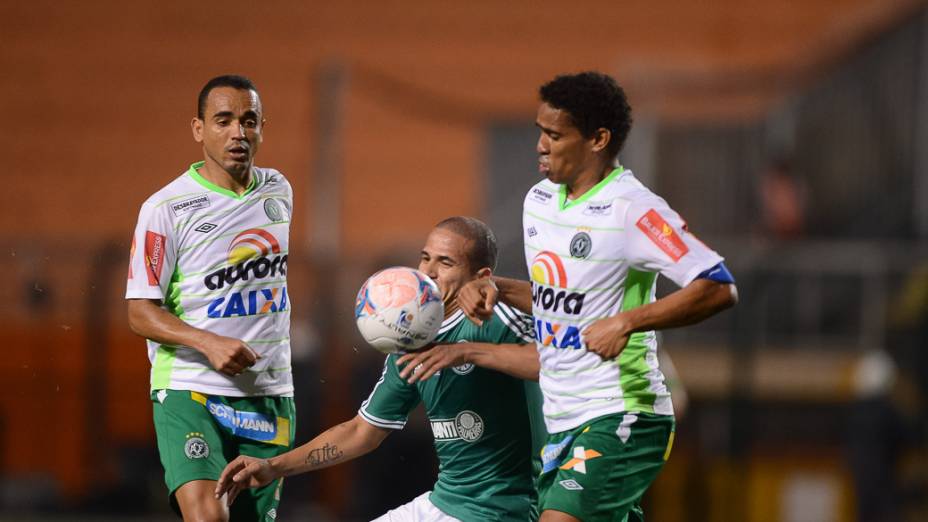 Partida entre Palmeiras e Chapecoense pelo Brasileirão série b no estádio Pacaembu em São Paulo, nesta terça-feira (03)