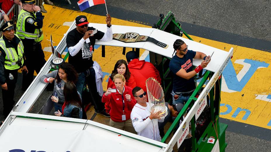 Quintin Berry segura troféu do campeonato World Series durante o desfile para celebração do Red Sox, em Boston