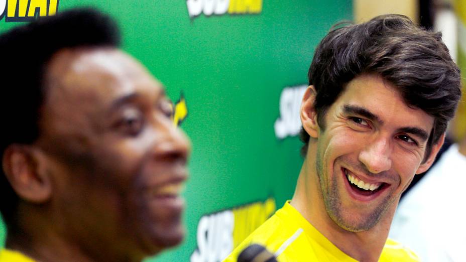 O nadador Michael Phelps olha para Pelé, durante evento em São Paulo