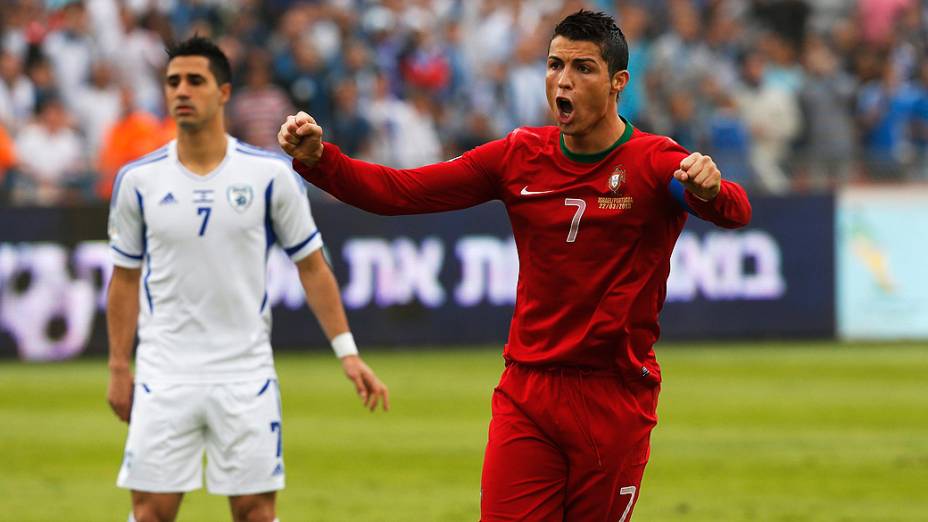 Cristiano Ronaldo comemora o gol de Portugal no empate com Israel pelas eliminatórias para Copa do Mundo
