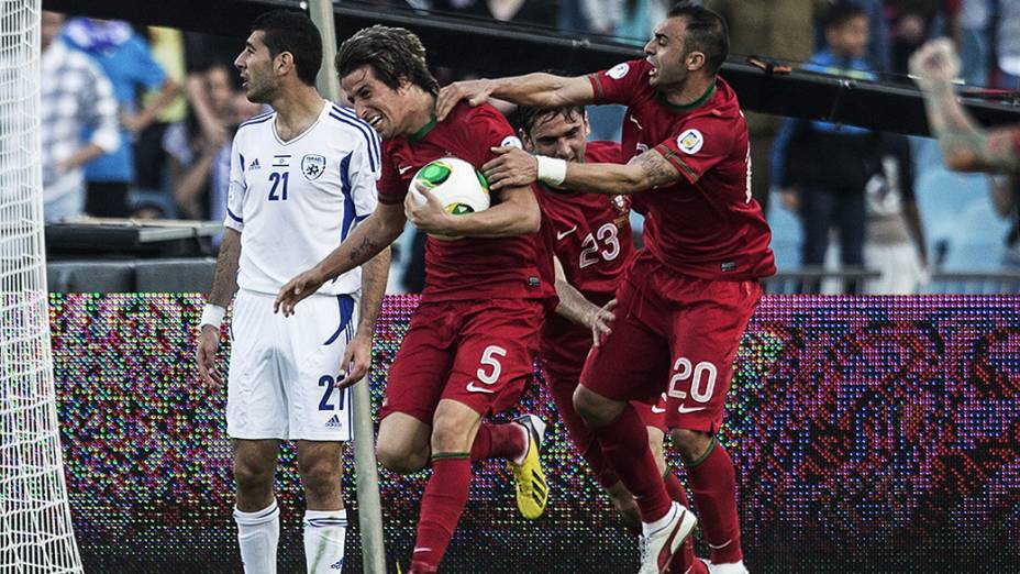 Fábio Coentrão comemora seu gol de Portugal no empate com Israel pelas eliminatórias para Copa do Mundo