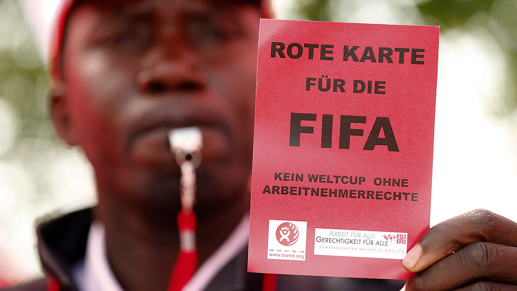 Manifestantes protestam contra a realização da Copa do Mundo de 2022 no Catar, em frente à sede da Fifa em Zurique, na Suíça