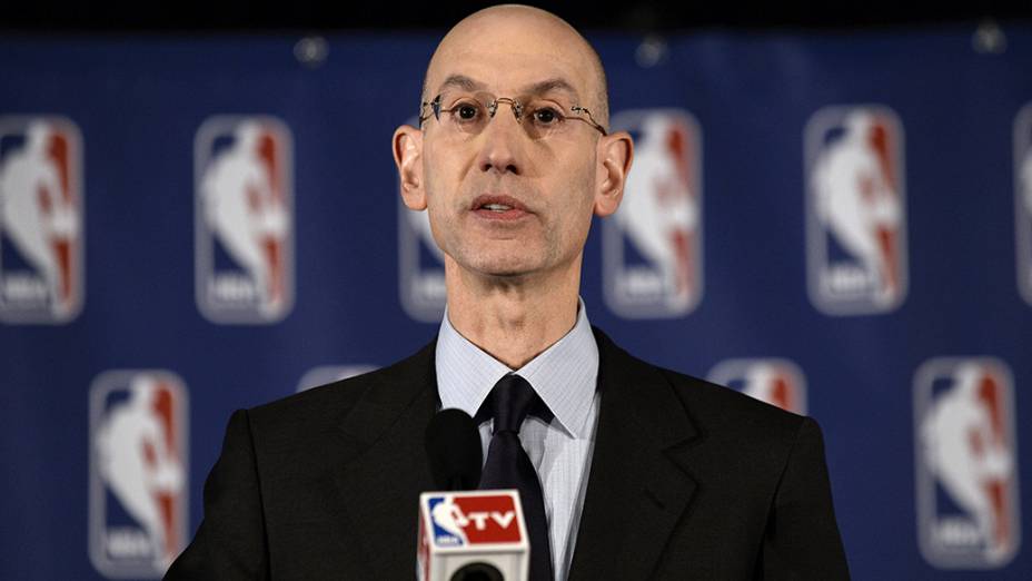 Adam Silver, comissário da NBA, durante coletiva de imprensa para anunciar a suspensão vitalícia do proprietário do Los Angeles Clippers, Donald Sterling