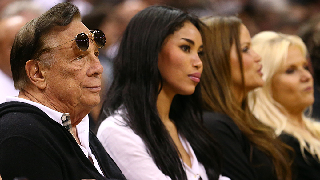 Donald Sterling, presidente do Los Angeles Clippers, ao lado da namorada, V. Stiviano