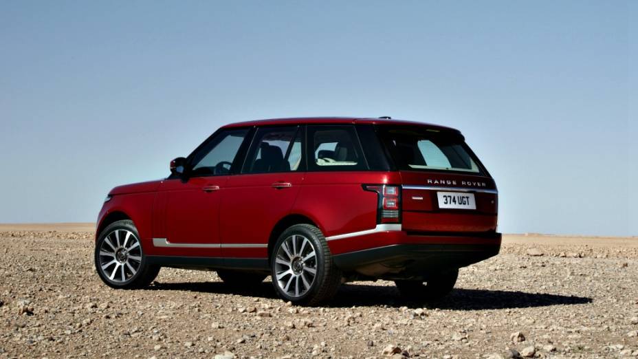 A quarta geração do Land Rover Range Rover chega às lojas na versão Vogue V8 4.4, a diesel