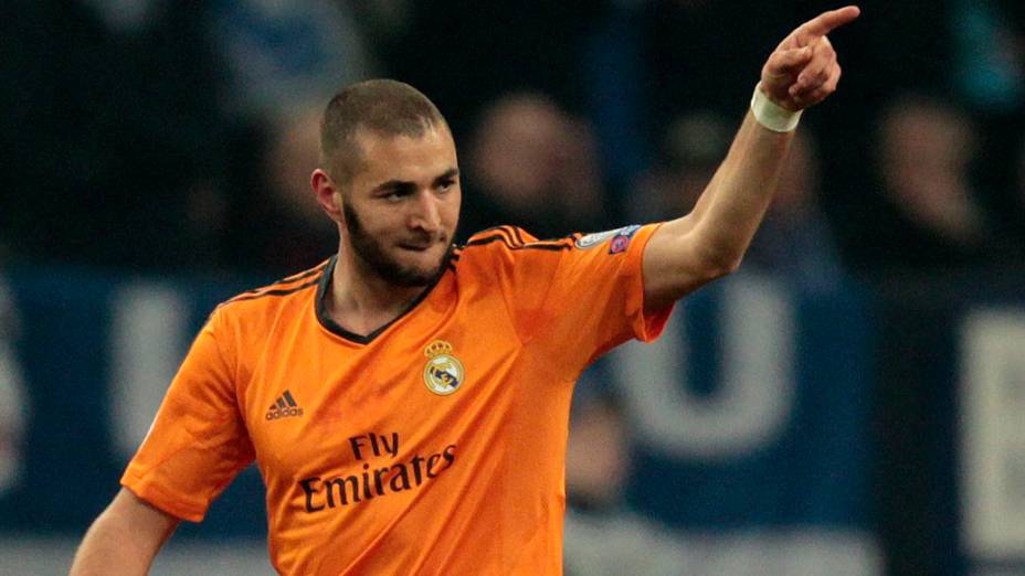 Jogador Benzema, do Real Madri, comemora gol contra o Schalke 04, pela Liga dos Campeões, na Alemanha