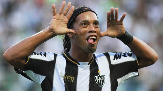 Ronaldinho Gaúcho comemora o quarto gol do Atlético na vitória de 4 a 1 sobre o Tupi