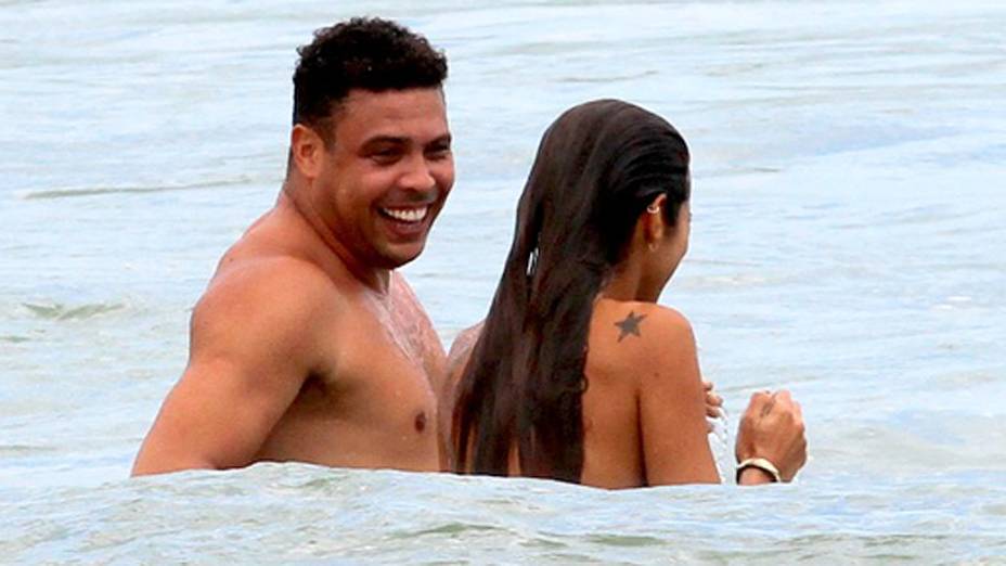 Ronaldo Fenômeno com a namorada na praia do Leblon, Rio de Janeiro