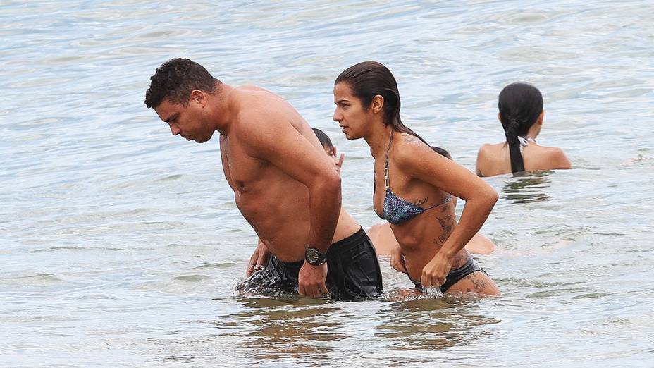 Ronaldo Fenômeno com a namorada na praia do Leblon, Rio de Janeiro