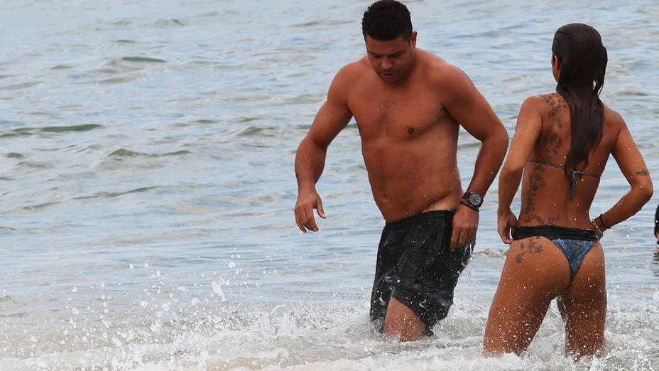 Ronaldo Fenômeno com a namorada na praia do Leblon, Rio de Janeiro