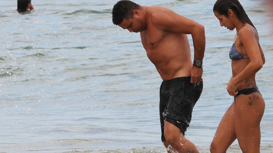 Ronaldo Fenômeno com a namorada na praia do Leblon, Rio de Janeiro