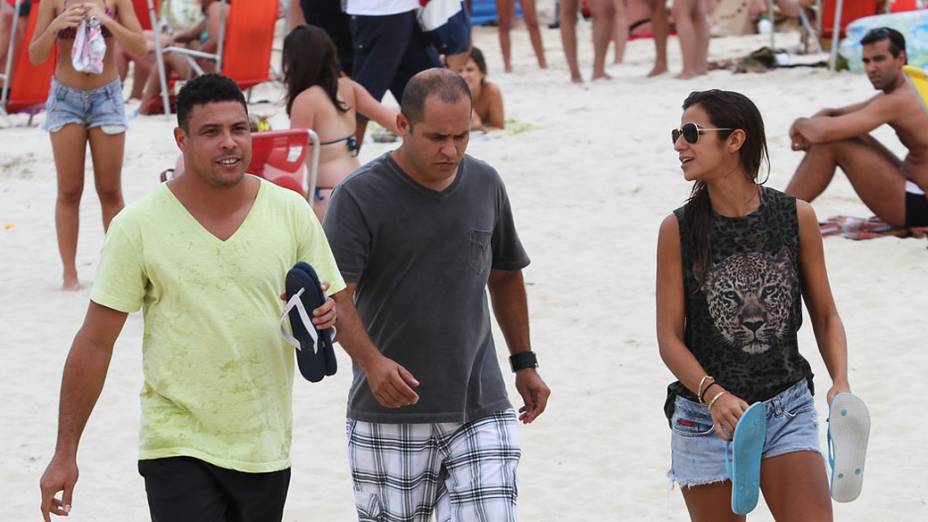 Ronaldo Fenômeno com a namorada na praia do Leblon, Rio de Janeiro