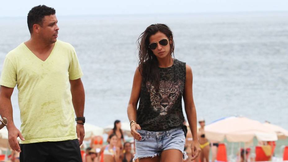 Ronaldo Fenômeno com a namorada na praia do Leblon, Rio de Janeiro