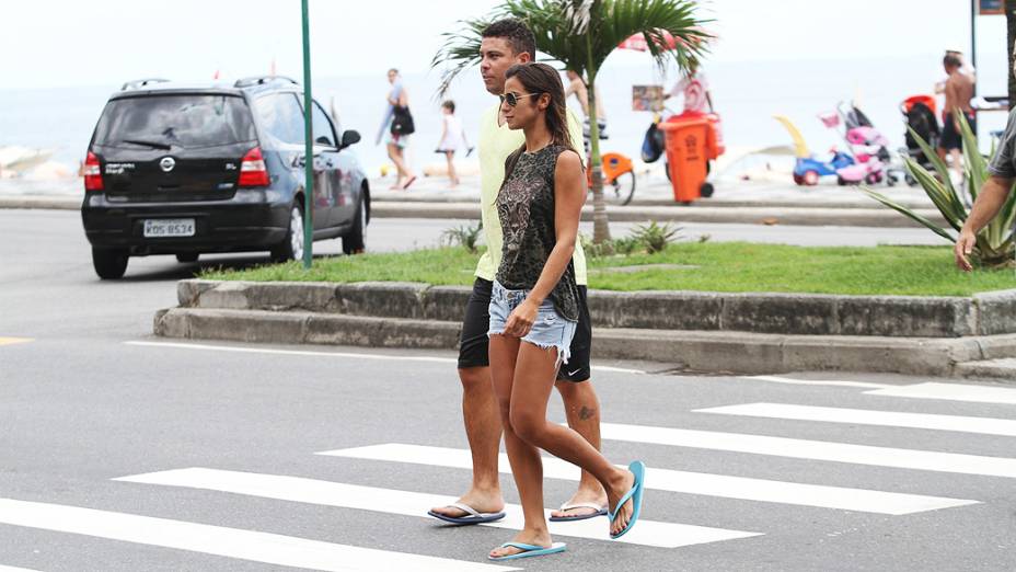 Ronaldo Fenômeno com namorada na praia do Leblon