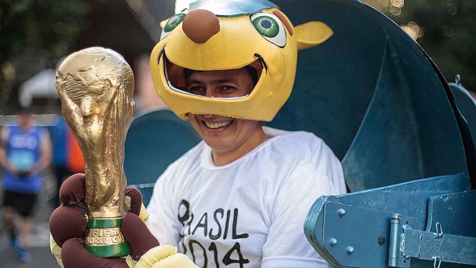 Corredor vestido de Fuleco, o mascote da Copa do Mundo 2014 durante a 89ª Corrida de São Silvestre