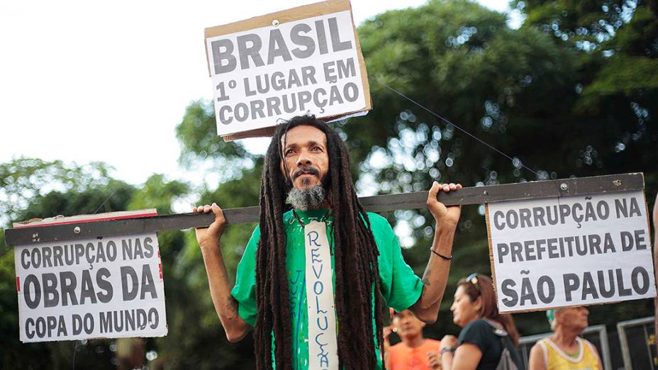 Corredor aproveita para protestar contra a corrupção durante a 89ª edição da tradicional Corrida de São Silvestre