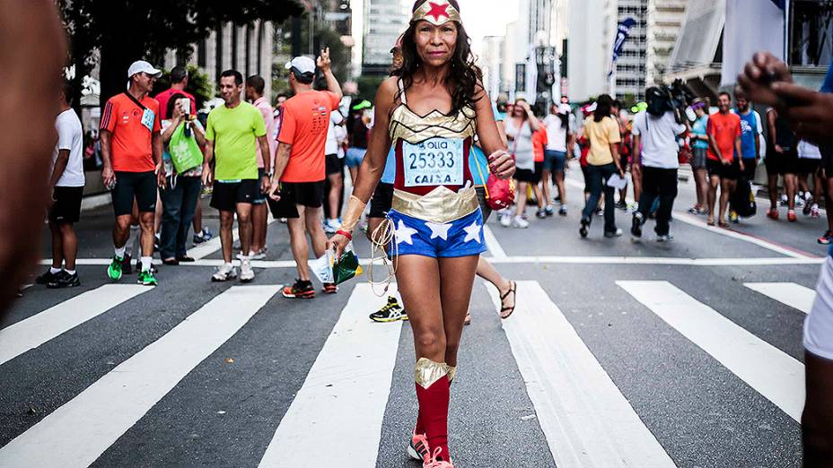 Corredora vestida de Mulher Maravilha durante a 89ª edição da tradicional Corrida de São Silvestre