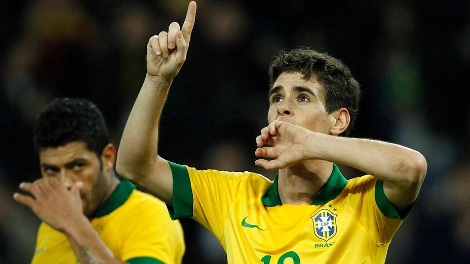 Oscar comemora após marcar o segundo gol do Brasil