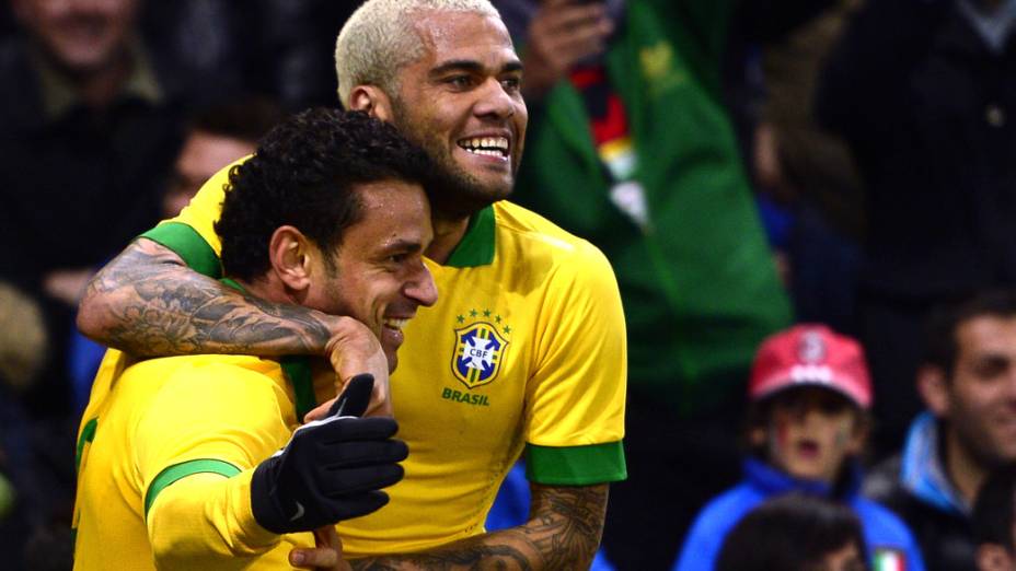 Fred comemora após marcar o primeiro gol do amistoso entre Brasil e Itália