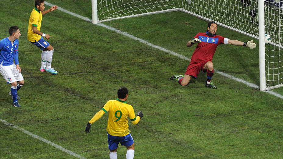 Fred marca o primeiro gol no amistoso entre Brasil e Itália