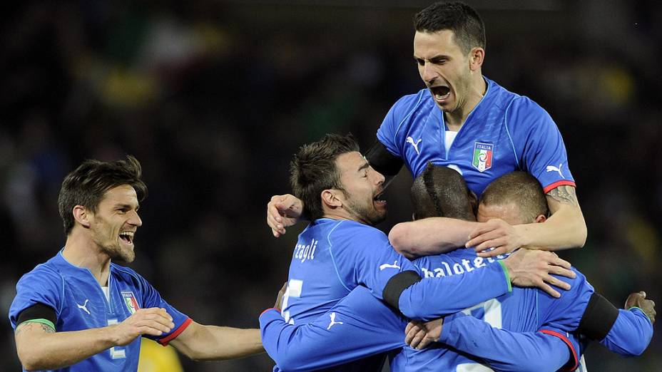Jogadores da Itália comemoram gol de empate no amistoso contra o Brasil