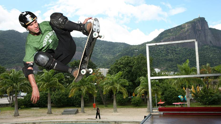 Skatista Bob Burnquist, em uma megarrampa, no RIo