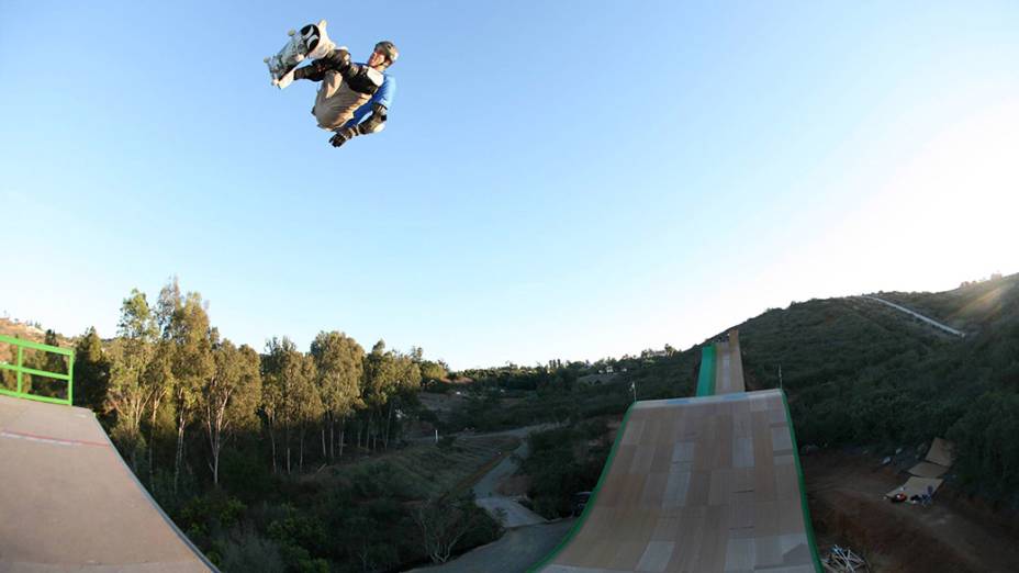 Bob Burnquist na megarrampa que tem em sua casa, na Califórnia