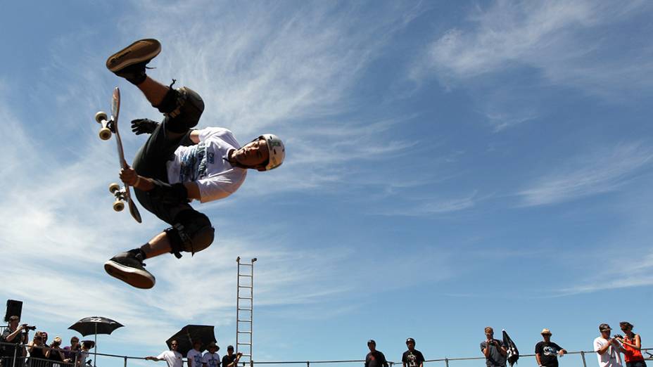 Bob Burnquist faz uma manobra em uma pista de Manly, na Austrália em 2012