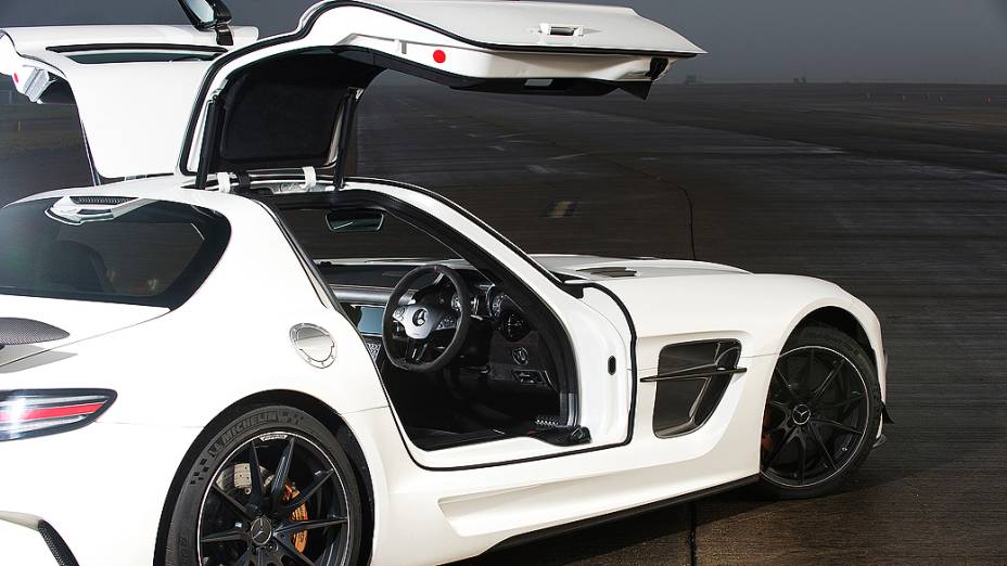 Versão Black Series do supercupê SLS AMG é equipada com um motor V8 de 631 cv