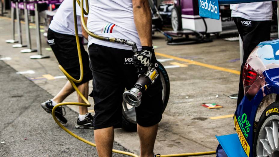 Movimentação nos boxes durante a Corrida do Milhão da Stock Car, no Autódromo de Interlagos