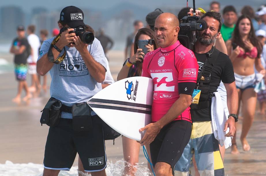 O surfista Kelly Slater se prepara para entrar na água, no Billabong Pro Rio 2014