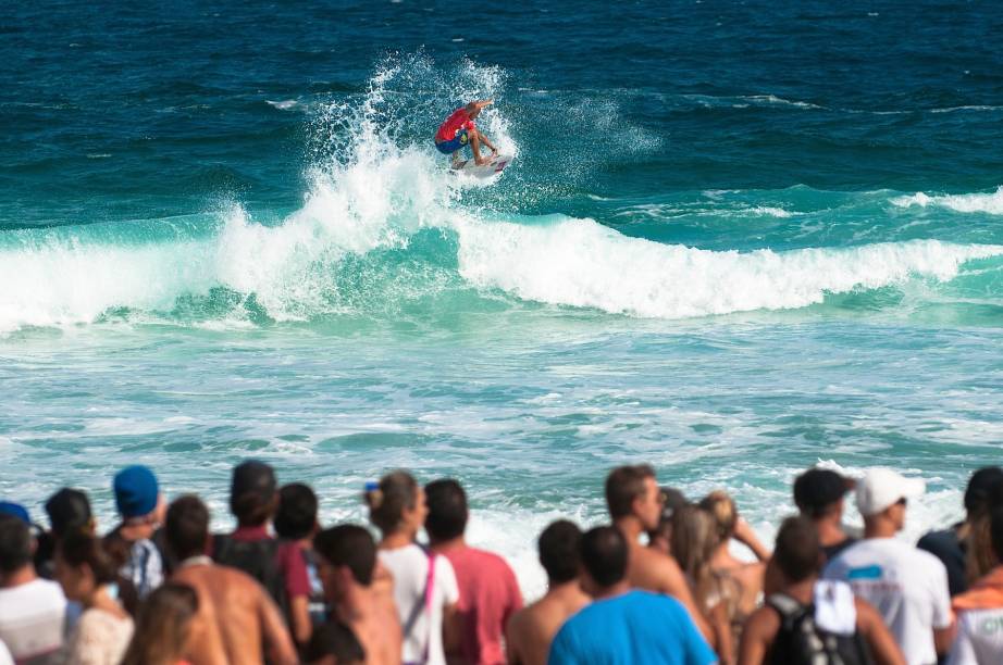 O surfista Kelly Slater faz uma manobra durante o Billabong Pro Rio 2014