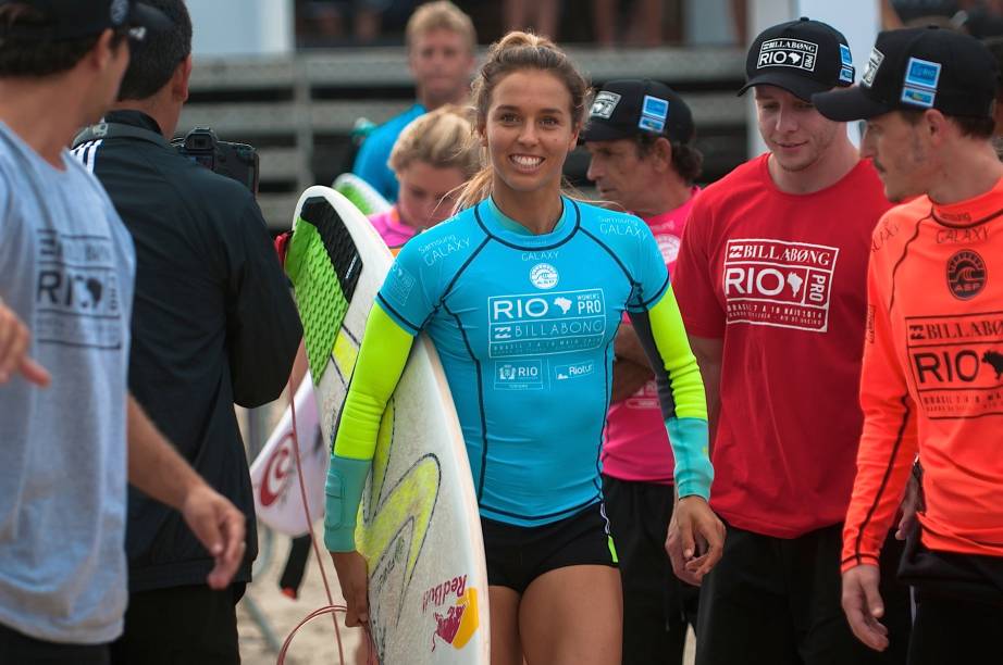 A surfista australiana Sally Fitzgibbons se prepara para entrar na água, durante o Billabong Pro Rio 2014
