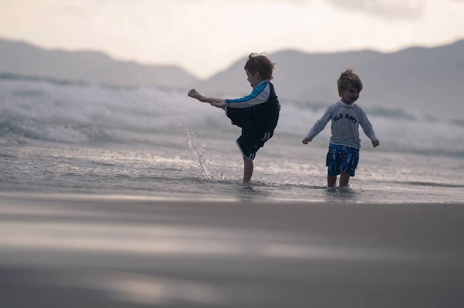 Crianças brinca no mar na praia da Barra, durante o Billabong Pro Rio 2014