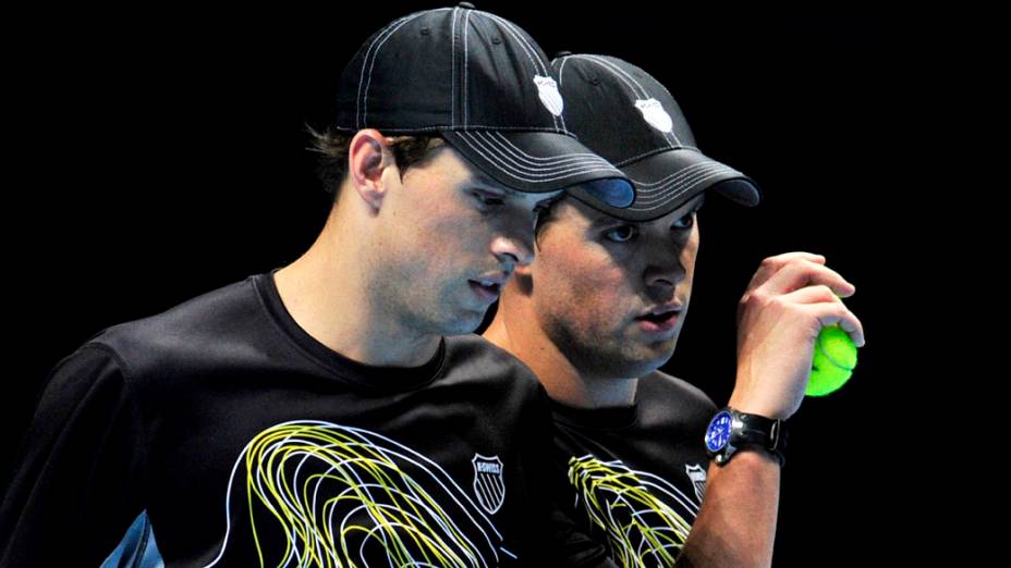 Bob Bryan e Mike Bryan durante jogo contra a dupla Aisam-Ul-Haq Qureshi e Jean-Julien Rojer, pelas finas da ATP em Londres