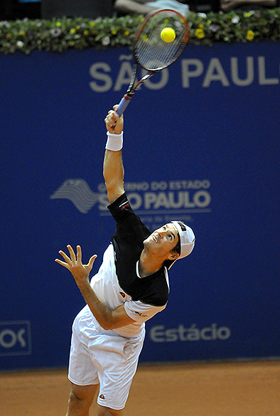 Tommy Haas saca a bola na partida contra Paolo Lorenzi, pela semifinais do Brasil Open 2014 no Ginásio do Ibirapuera, em São Paulo