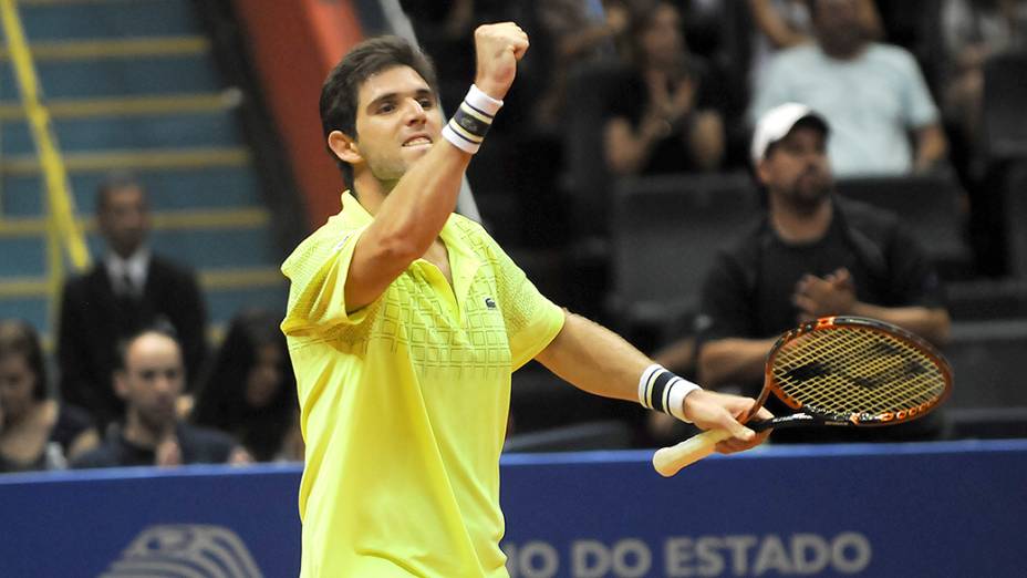 Federico Delbonis comemora após vencer a semifinal contra Thomaz Bellucci, pelo Brasil Open 2014 no Ginásio do Ibirapuera, em São Paulo