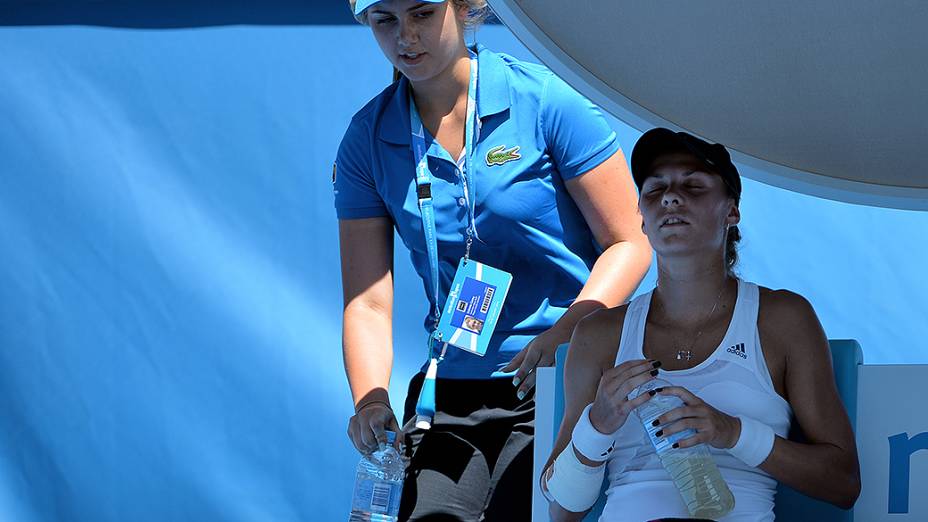 A polonesa Katarzyna Piter se abriga na sombra para enfrentar o calor durante pausa na partida contra a romena Simona Halep no segundo dia do Aberto da Austrália