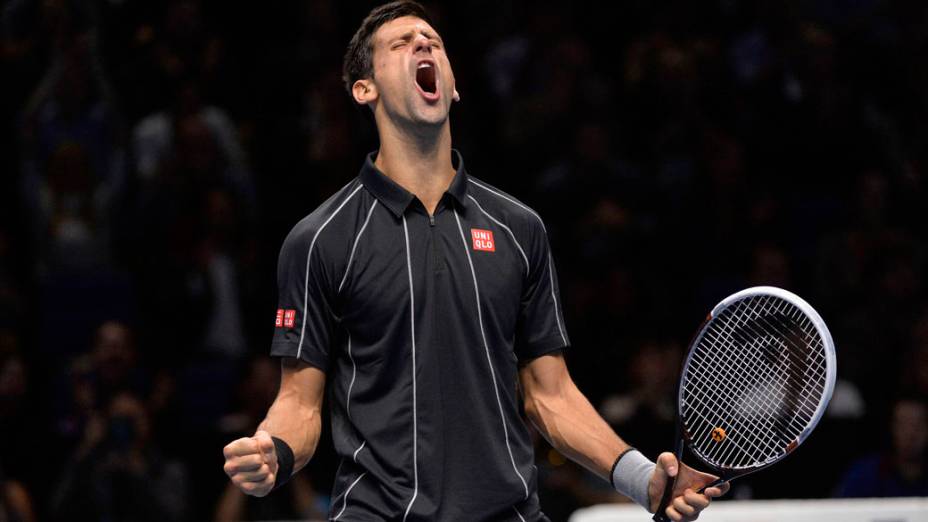 Novak Djokovic comemora após quebrar o saque de Rafael Nadal, durante a decisão das finais da ATP em Londres