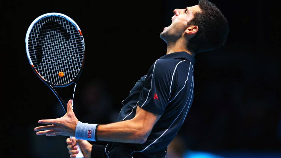 Novak Djokovic comemora após quebrar o saque de Rafael Nadal, durante a decisão das finais da ATP em Londres