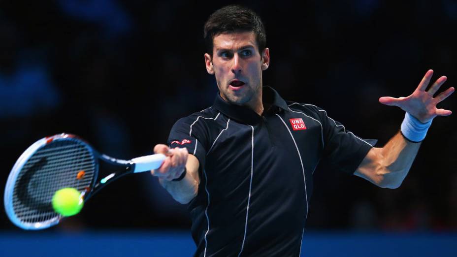 Novak Djokovic voleia durante partida contra Rafael Nadal, na decisão das finais da ATP em Londres