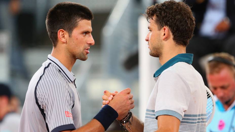 Dimitrov cumprimenta Djokovic após derrotar o sérvio  por 2 sets a 1