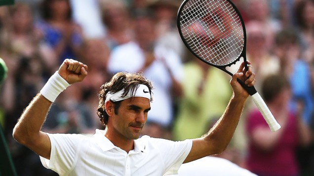 Roger Federer comemora vitória sobre o canadense Milos Raonic no torneio de Wimbledon, em Londres