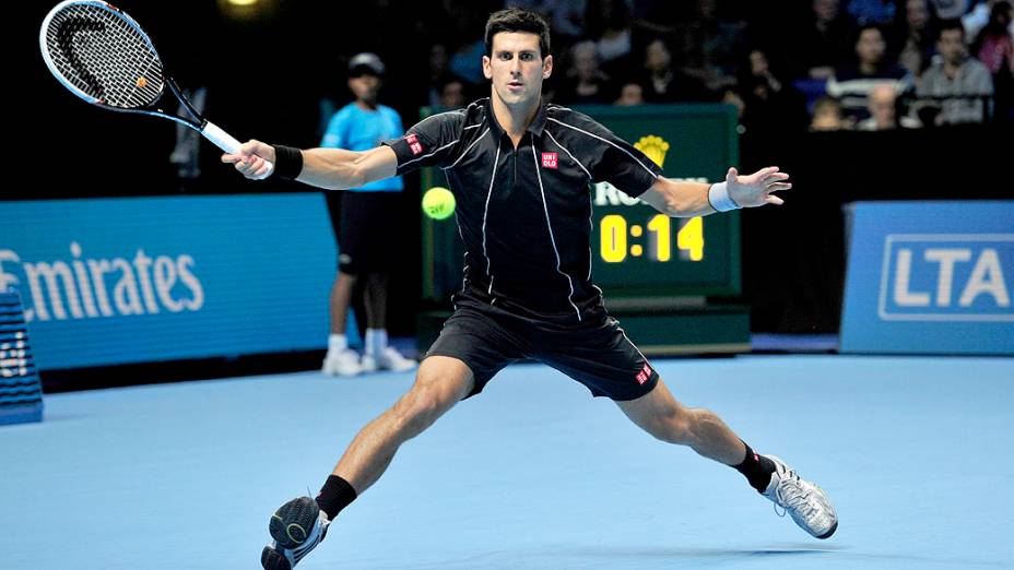 Novak Djokovic durante jogo com Roger Federer, nas finais da ATP em Londres