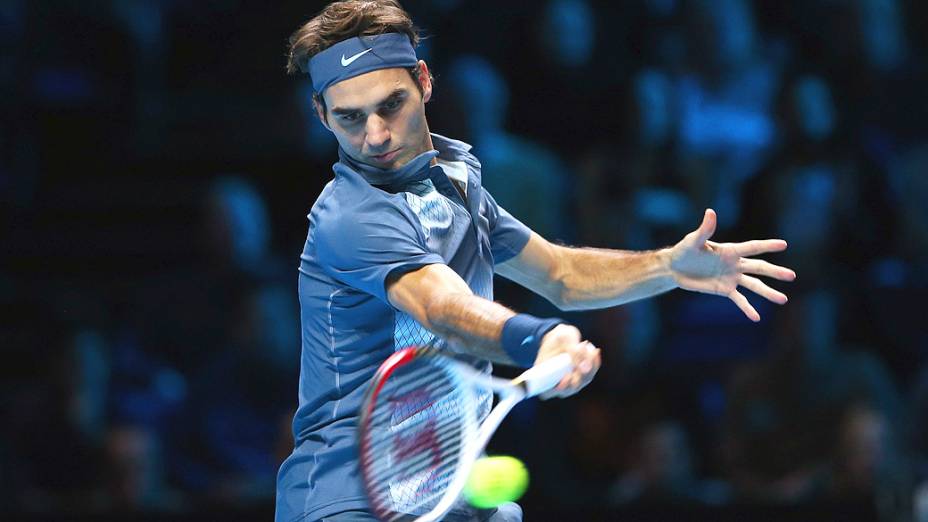 Roger Federer durante jogo com Novak Djokovic, nas finais da ATP em Londres