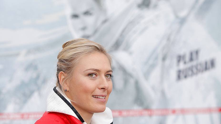 Maria Sharapova visita academia onde começou a jogar tênis em Sochi