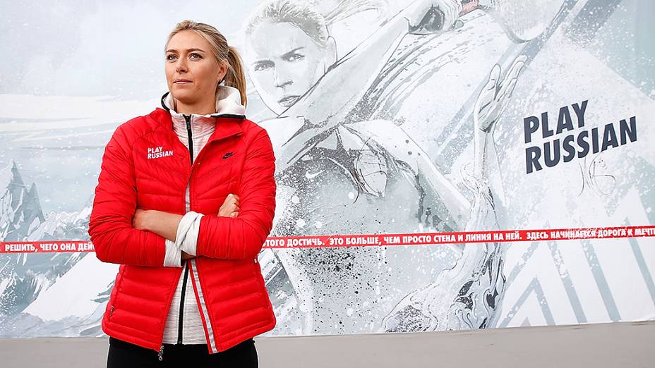 Maria Sharapova visita academia onde começou a jogar tênis em Sochi